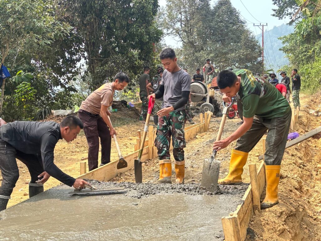 TMMD ke-130 Kodim 1418/Mamuju Genjot Pengerjaan Rabat Beton di Desa Pammulukang