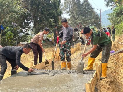 TMMD ke-130 Kodim 1418/Mamuju Genjot Pengerjaan Rabat Beton di Desa Pammulukang