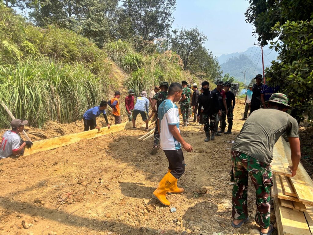 Pemasangan Mal Dimulai, Satgas TMMD ke-130 Matangkan Persiapan Pengecoran Jalan