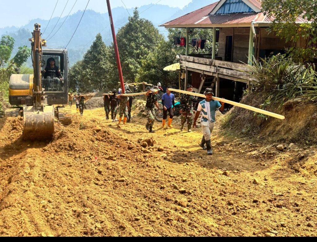 Wujudkan Akses Jalan yang Lebih Baik, Satgas TMMD ke-130 Pasang Mal di Dusun Rombiaapo