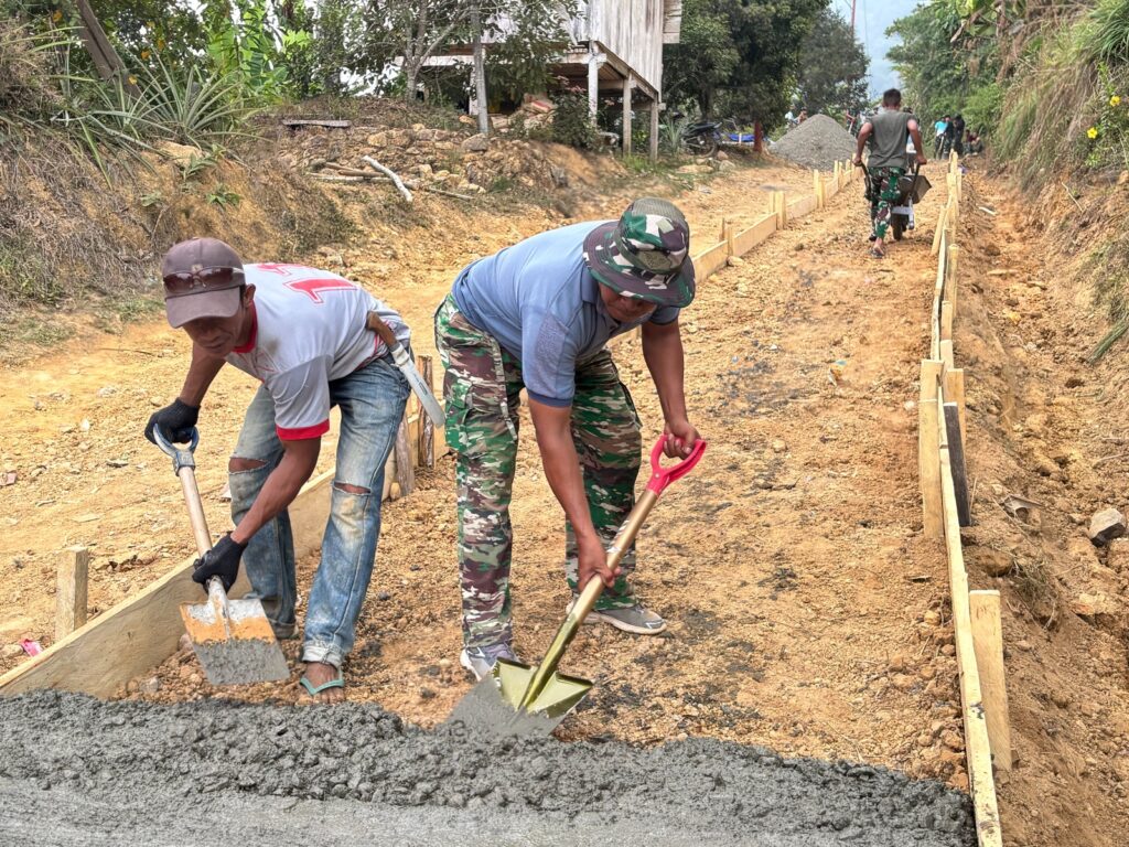 Wujud Nyata Pengabdian TNI, Pengecoran Jalan TMMD ke-130 Terus Berjalan di Pammulukang